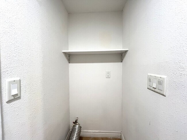 Building Photo - 3 bed, 3 bath located in Ontario, CA!