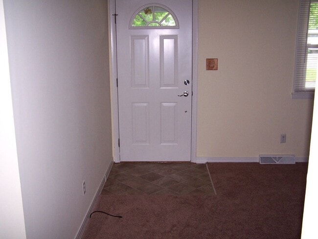 Building Photo - Very sharp 3BR 1 bath ranch home in Normal...
