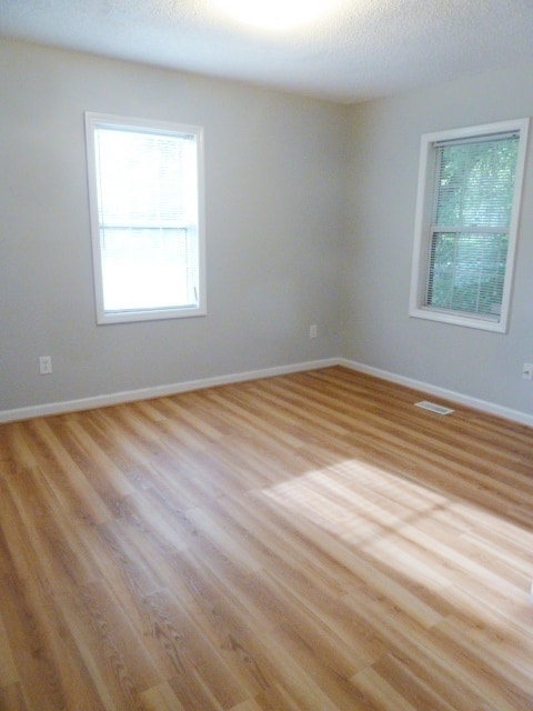 Building Photo - Great location! 4br house w/ parking, larg...