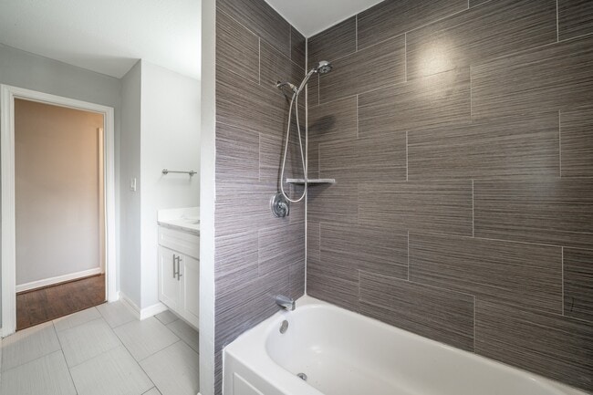 Building Photo - 1907 Ashford Hollow Ln