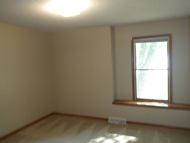 Building Photo - Beautiful home off Chapel Hill Rd