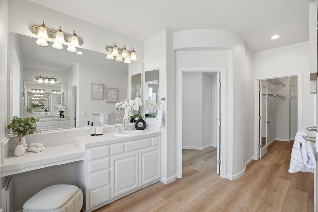Building Photo - BRIGHT, OPEN RESIDENCE IN RIVERMARK HOME WITH EXCELLENT LAYOUT