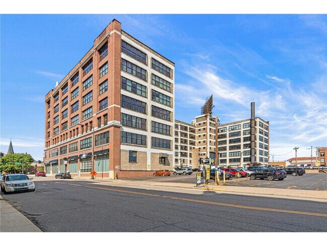 Building Photo - 500 Robert St N