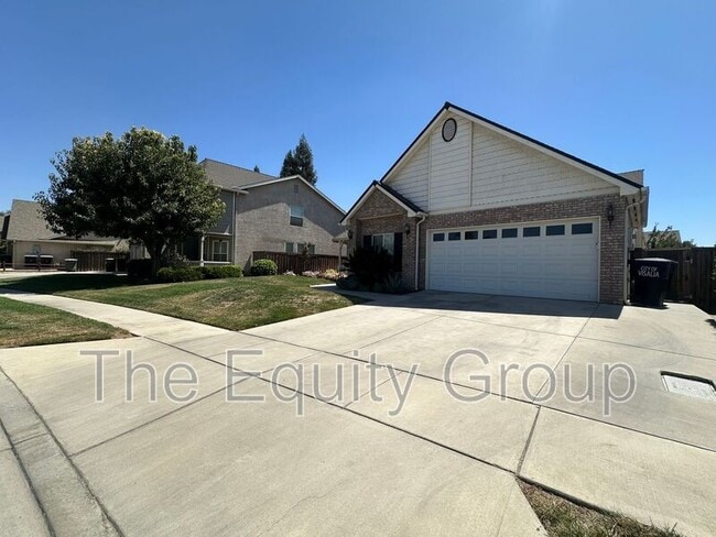 Building Photo - 6227 W Oak Ave