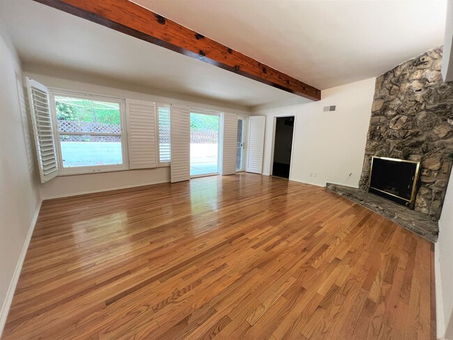 Building Photo - Gorgeous 3 Bedroom 1.5 Bath Home located i...
