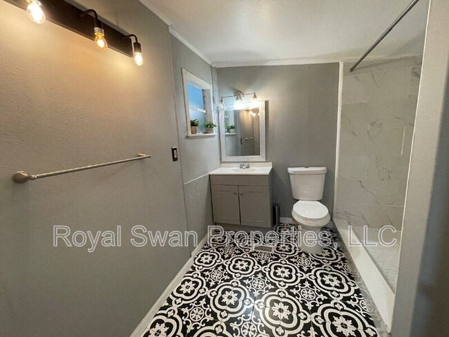 Building Photo - 924 Vistabula St