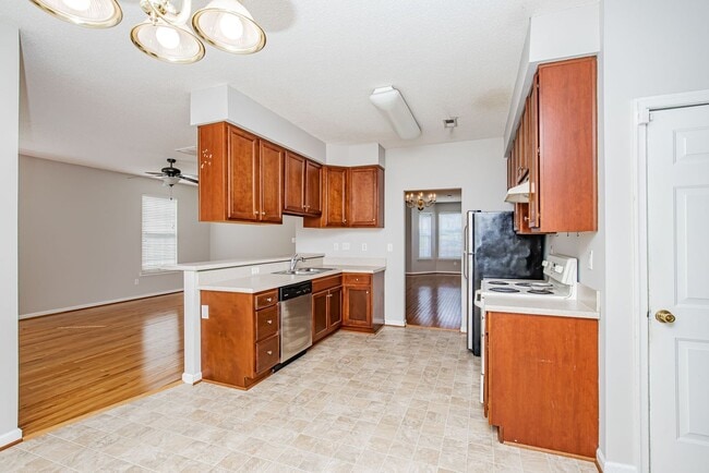 Building Photo - Beautiful Chesterfield Home Is Ready For Y...
