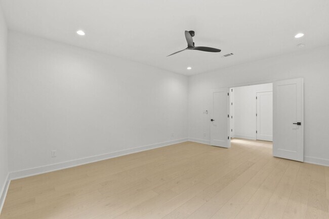 Building Photo - Exclusive Montrose Residence W/ High-End D...