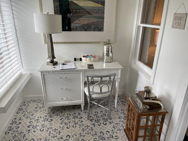 Building Photo - 835 NE 21st Dr