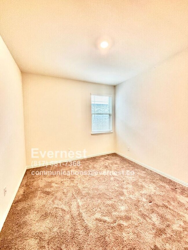 Building Photo - 4-Bedroom Home with Large Backyard and Con...
