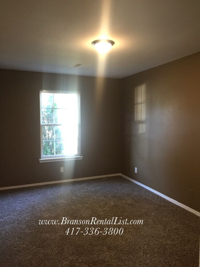 Building Photo - Large 5 Bedroom with lawn care and a commu...