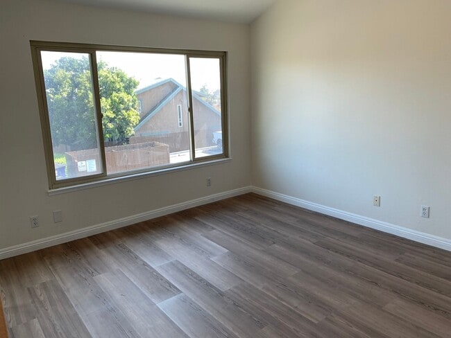 Building Photo - Charming Two-Story Home in Vista with Spac...
