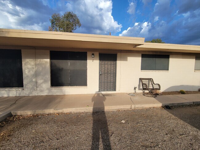 Building Photo - 3423 E Flower St