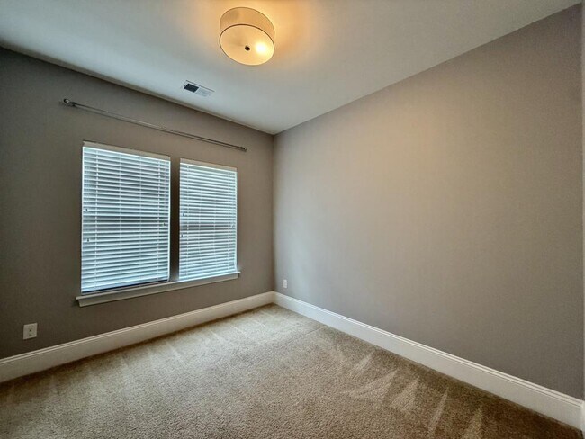 Building Photo - 10141 Loch Lomond Dr