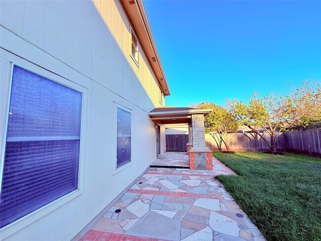 Building Photo - 102 Brentwood Dr