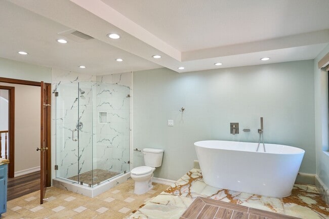 Building Photo - Aqua Vista - Entertainers Playhouse