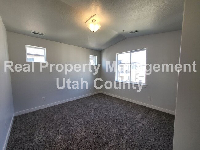 Building Photo - Small Pet Friendly Lehi Condo