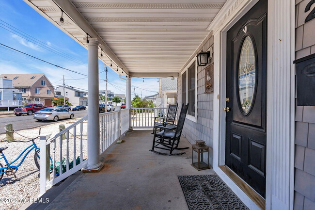 Building Photo - 216 4th Ave