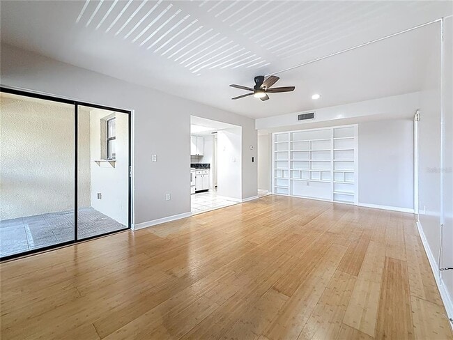 Building Photo - 890 N Village Dr