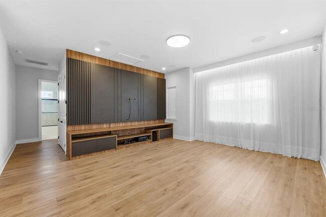 Building Photo - 16004 Pendio Dr