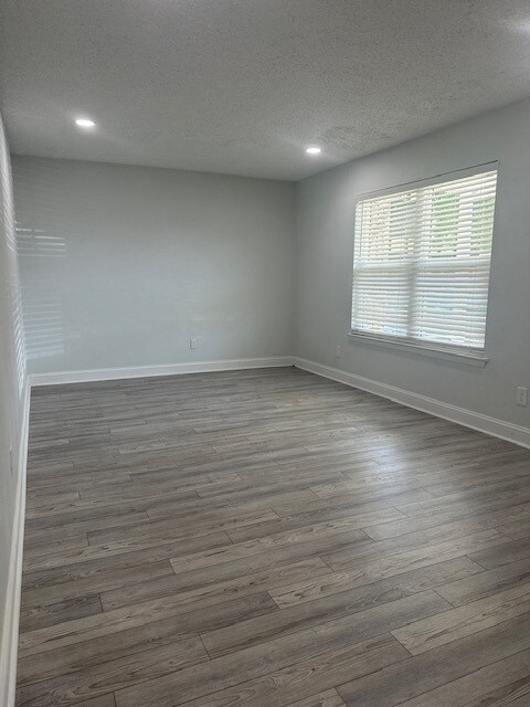 Building Photo - Beautifully Remodeled 4Bed/2.5Bath Townhome