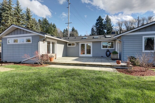Building Photo - Beautifully Remodeled 4bd, 1.75ba Rambler Available in the Heart of Bellevue.