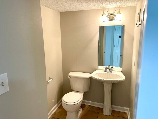 Building Photo - 6688 Sunset Hills Blvd