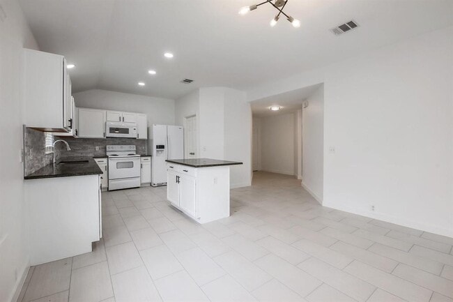 Building Photo - 2108 Kane Cove