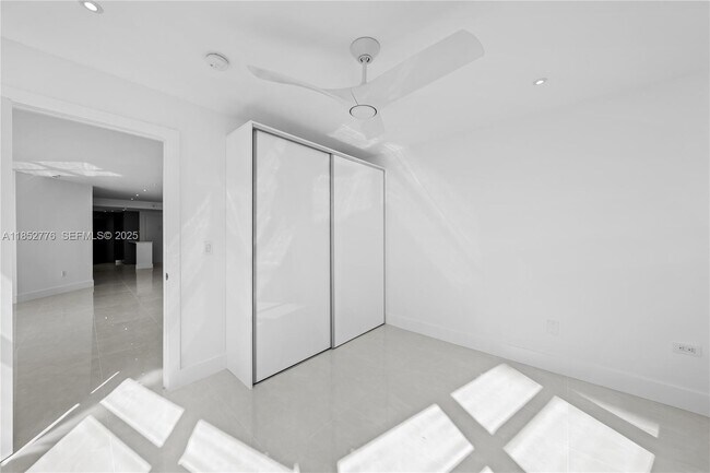 Building Photo - 999 Brickell Bay Dr