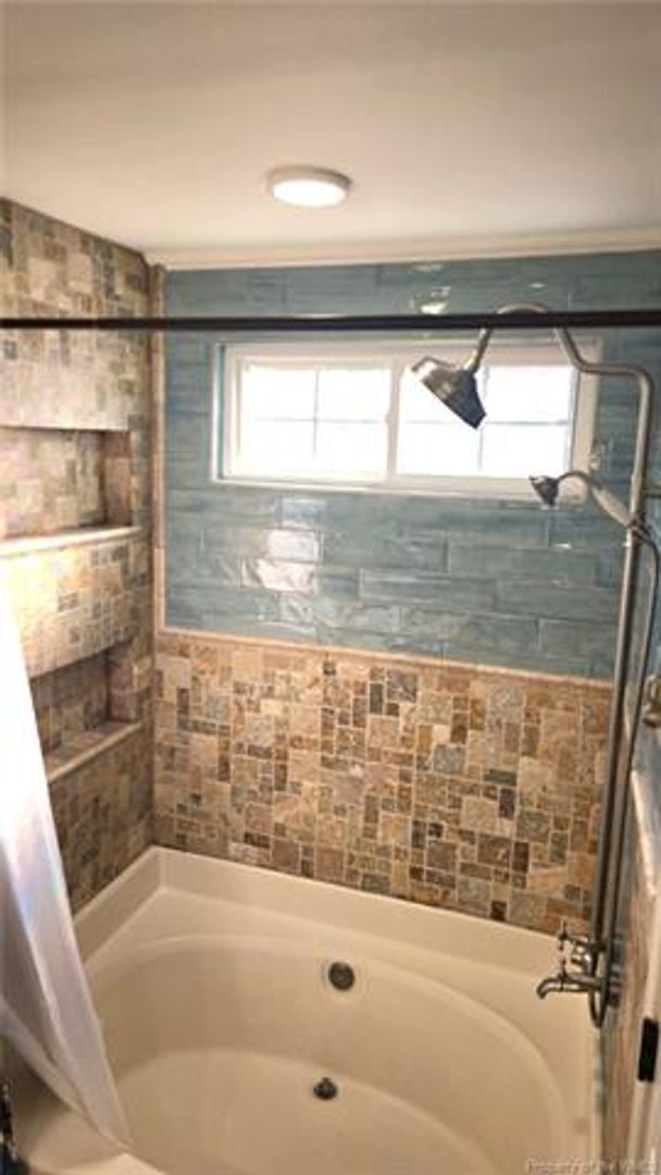 Building Photo - 305 Peachtree Ln