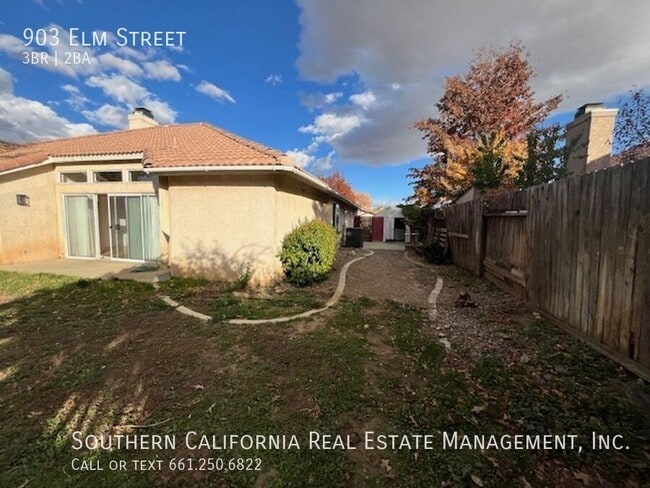 Building Photo - 903 Elm St