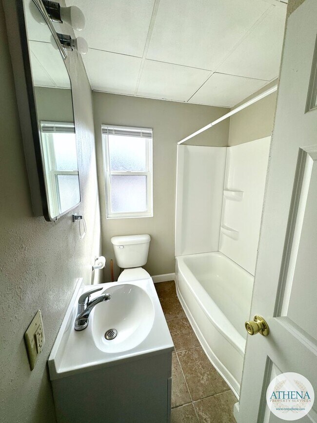 Building Photo - 2 Bed / 1 Bath House Off North Main Street