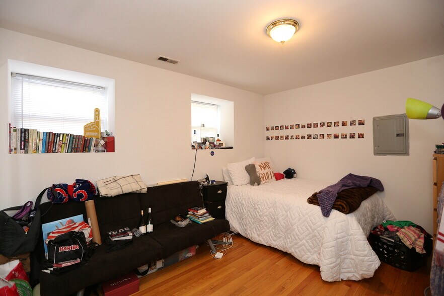 Building Photo - 922 W Addison St