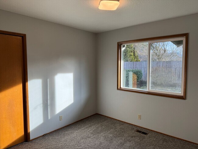 Building Photo - Beautifully updated 3 bedroom, 2 bath house in Eugene!