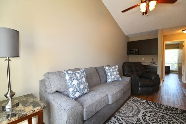 Building Photo - 1315 Bradley Dr