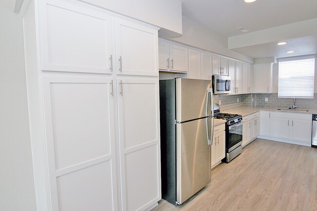 Building Photo - Clean, modern, move-in ready townhouse!