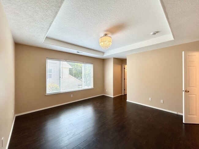 Building Photo - Cozy 4 Bed, 2.5 Bath House!