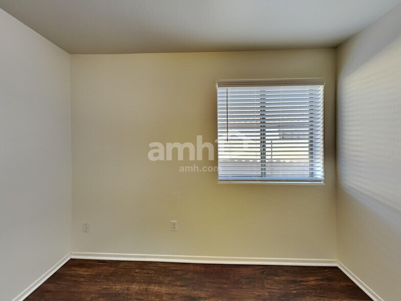 Building Photo - 6019 W Jones Ave