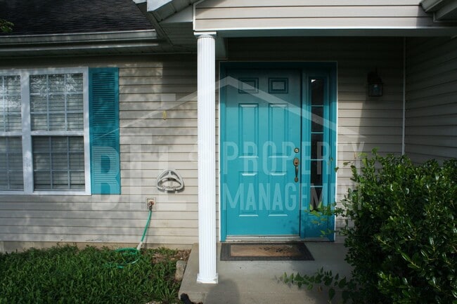 Building Photo - Price Reduced! 3 Bedroom 2 Car Garage Dupl...