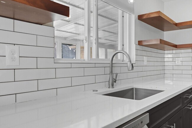 Building Photo - 3 bed 1 bath Ranch in Lowry in Denver