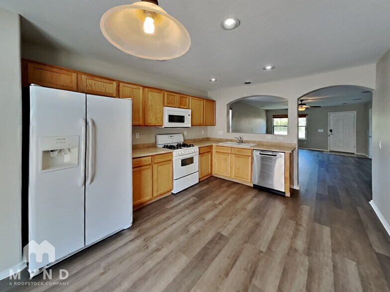 Building Photo - 836 W Burkhalter Dr