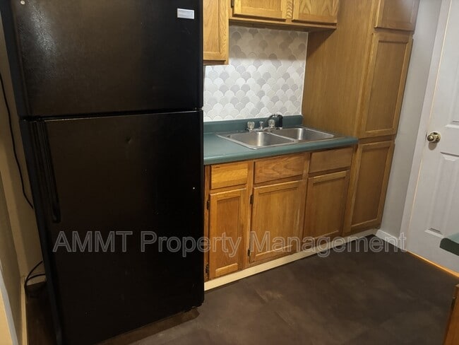 Building Photo - 145 E Main St