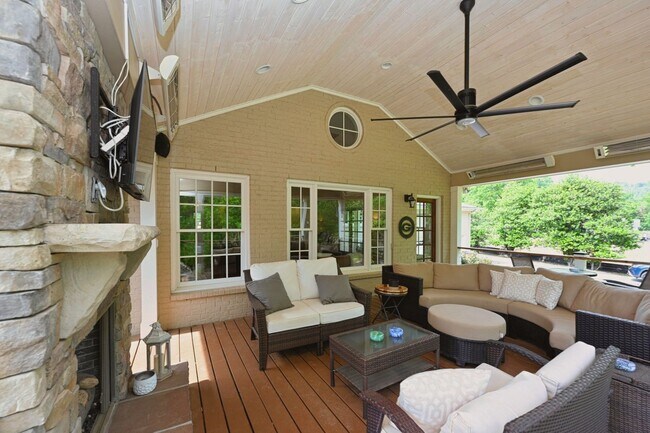 Building Photo - **RARE BRENTWOOD FIND, A MASTERCLASS IN ELEGANT SOUTHERN DESIGN**