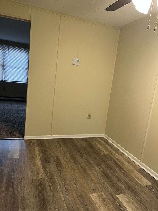 Building Photo - 611 Lincoln Way W