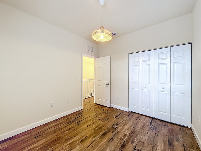 Building Photo - 142 SE 28th Ter