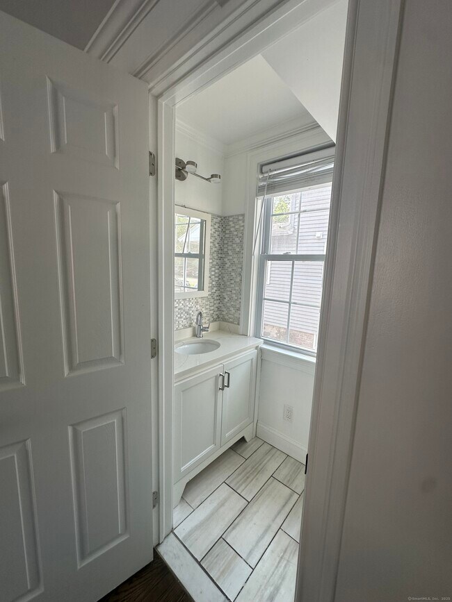 Building Photo - 8 Barnum Ct
