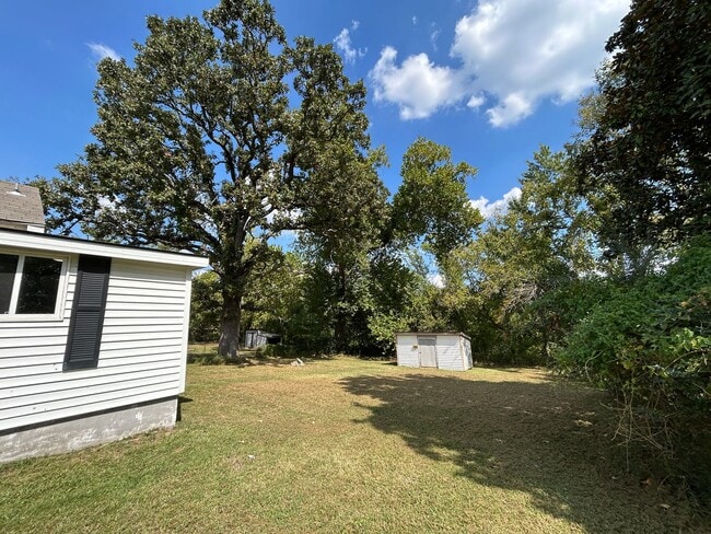 Building Photo - 2 Bed 1 Bath House - Walking Distance to D...