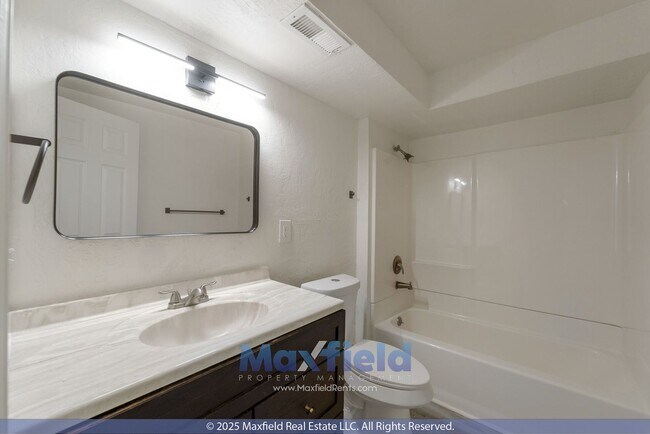 Building Photo - BRAND NEW CARPET - 6BD 4BTH 2GAR - Home in...