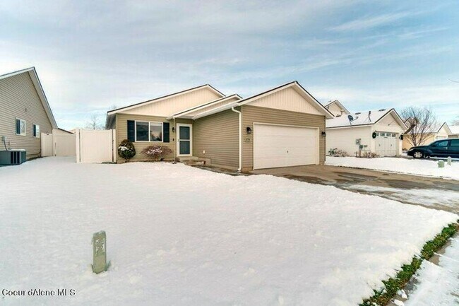 Building Photo - 3-Bedroom Home in The Landings – Fully Fenced Yard & 2-Car Garage