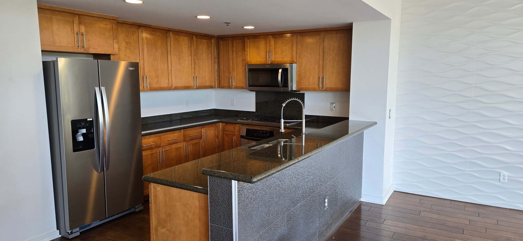 Building Photo - 411 W Seaside Way